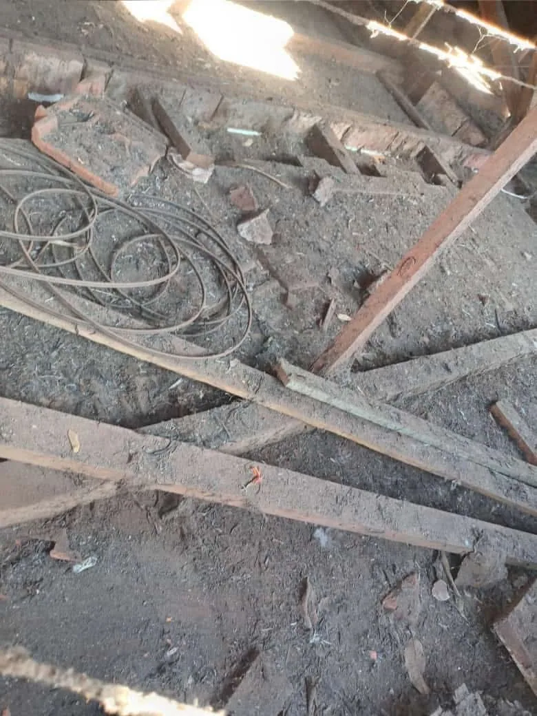 Forro com restos de obra e detritos antes do serviço